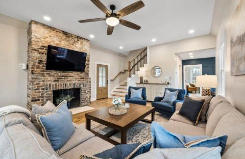 Tranquil Mountain Escape Luxurious 5-Bedroom Farmhouse with Pool - Foto 7