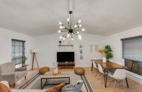 Cozy 5BR Pool House with Hot Tub Near The Lake - Foto 16