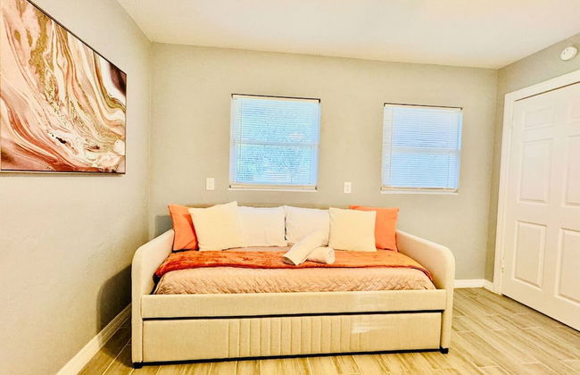 Tranquil Retreat King Bed Office Patio - Foto 3