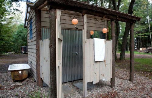 Gorgeous Fully Restored Caravan Nestled in the Trees Along Silver Lake for a Unique Vacation in Woodridge, New York - Foto 27