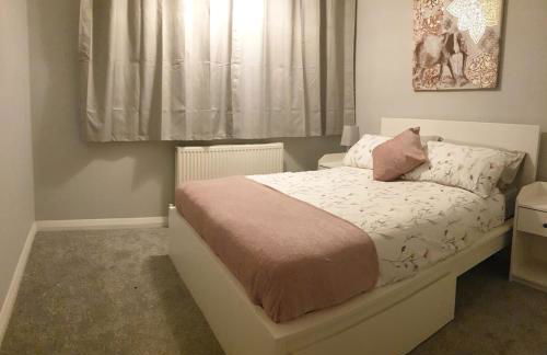 Cosy 3 bedroom residential house, private garden, 30 minutes from Alton Towers, 5 minute walk to Trentham Gardens. - Foto 15