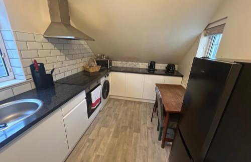 Eastcote London Retreat 3 min walk to Tube 30 min to central London , Free parking 3 cars, Private 1st Floor 2 Bedroom Suite 2 smart TVs with Fully Equipped Kitchen and Bathroom - Foto 6