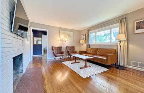 Entire Private 3 Bedrooms 1 Bathroom Single House with Fenced Garden - Photo 2