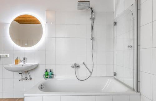 cruwzo I Modern Centrally Located Apartment with Parking Modern Centrally Located Apartment with Parking - Photo 24