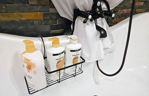 Private Cabin- Breakfast - Double Tub - 75in TV - SUP - Washer Dryer - BBQ - Photo 11