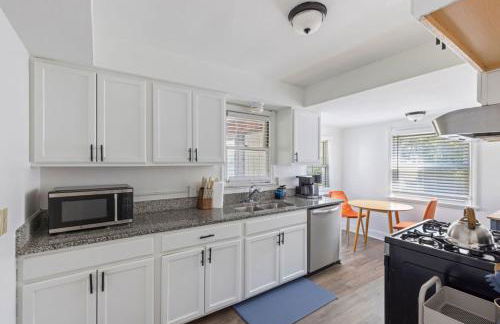 Family Friendly 3BR with Sunroom and Outdoor Area - Foto 6