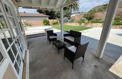 Modern 3 King Beds, Beautiful Large Backyard, WFH, Long Stays, Waterfall, WI-FI, FWY, 25 mins to Beach - Photo 36