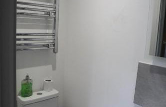 Modern 4 BR flat with 4 ensuites in central Reading - Photo 7