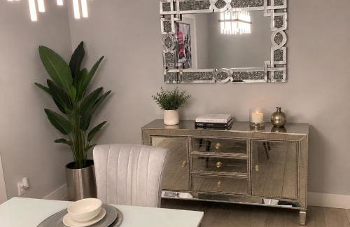Modern Miami Home l Sleeps 12 l Free Parking - Photo 11