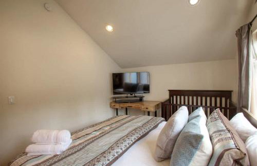 Twin Lakes Waterfront Retreat with Private Dock Fire Pit And Family Friendly Space - Foto 21