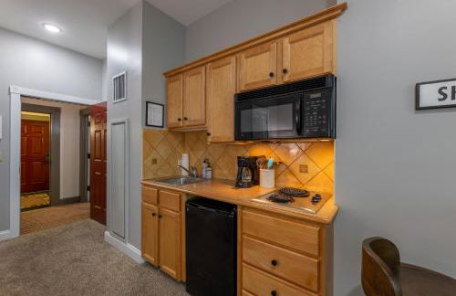 Snowshoe Village Ski-in - Ski-out Condo w Hot Tub - Foto 26