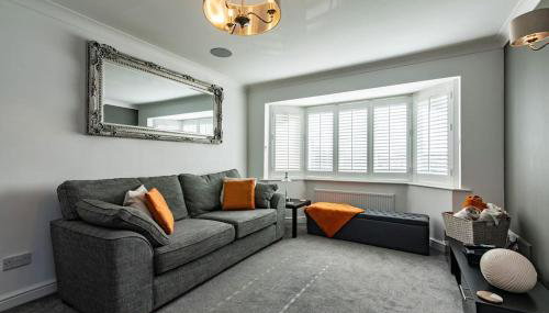 5Bed House with Games Room & Slide! Fast WiFI & FREE Parking - Photo 5