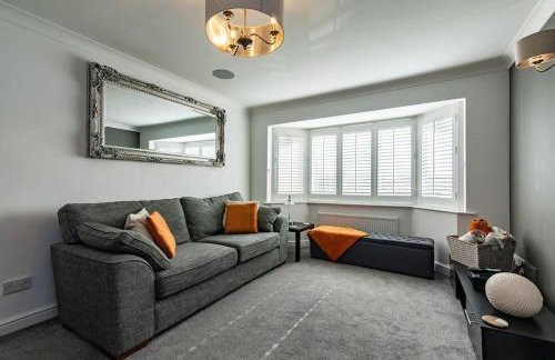 5Bed House with Games Room & Slide! Fast WiFI & FREE Parking - Photo 5