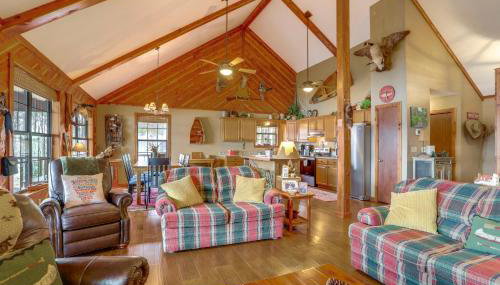 Deck and Fire Pit Waterfront Cabin in Greers Ferry! - Foto 5