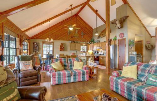 Deck and Fire Pit Waterfront Cabin in Greers Ferry! - Foto 5