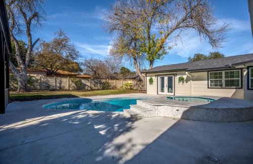 Relaxed Luxury Pet Friendly Home with Pool and Backyard Lounge in San Antonio, TX - Foto 47