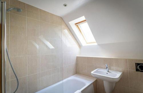 Norbury, woodland lodge with hot tub for 12 - Foto 2