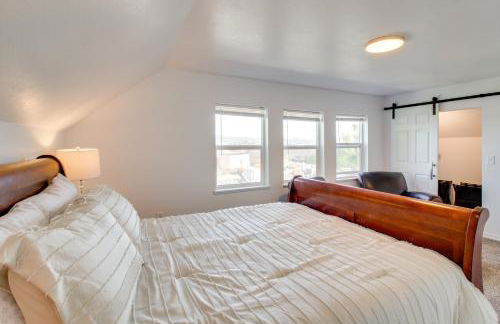 1 Mi to Dtwn Coos Bay Sleek Apt with Deck and Views! - Foto 16