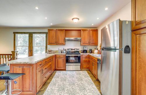 Walk to River Couples Retreat in Kintnersville! - Foto 7