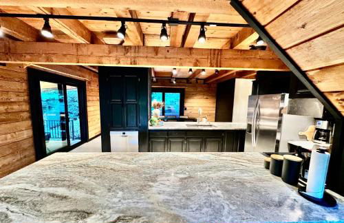 MOONLIGHT MOUNTAIN MANOR - Cedar Hot Tub, Views & Games - Foto 10