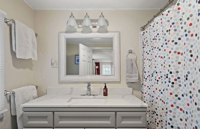 Cozy Colchester Cabin near Lake by RedAwning - Foto 25