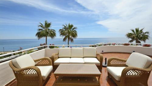 Stunning unobstructed 180 degree sea view apartment with 100 square meters terrace - Costa del Sol - Estepona- Long Term - Photo 2