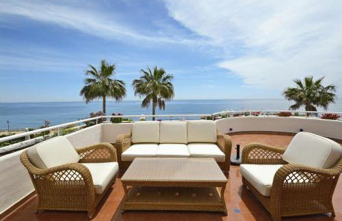 Stunning unobstructed 180 degree sea view apartment with 100 square meters terrace - Costa del Sol - Estepona- Long Term - Photo 2