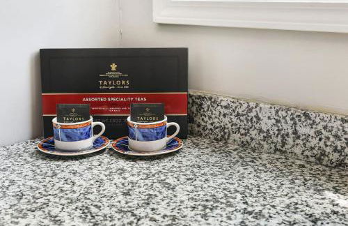 HostWise Stays - The "Row" House - Beautiful Space, Two King Beds - Photo 13