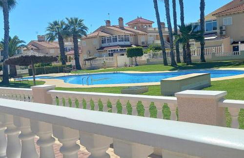 Spacious ground floor apartment overlooking the beautiful communal pool - Foto 19