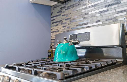 Stunning Beach Home - large patio, parking, ac & dog friendly! - Foto 73