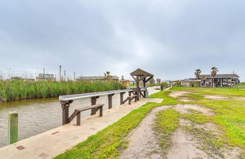 Canal-Front Coastal Getaway in Gilchrist with Deck - Foto 35