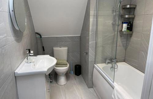 Rosey Lodge -1Bedroom Cousy Flat - Parking, Netflix, WIFI - Close to Blenheim Palace & Oxford - F5 - Photo 9