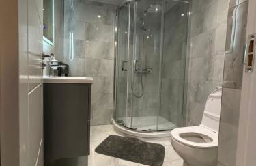 CozyNest 2BR Modern Property with Parking - Foto 20