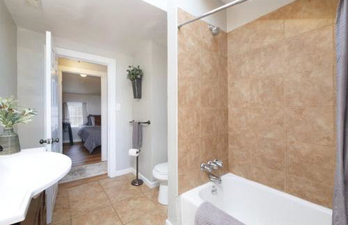 Large 4 Bedroom Home Close to Airport and IX Center - Foto 29