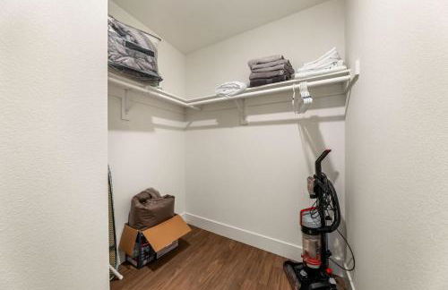 Stylish 2BD Haven with Scenic DTLA Views and Parking - Foto 19