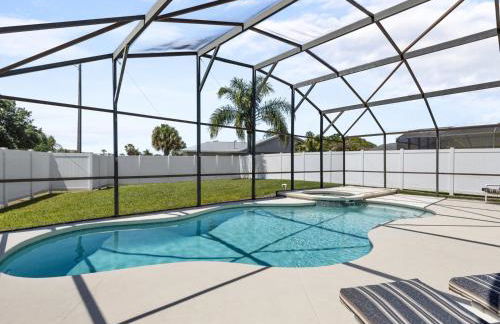 Sunny Getaway with Private Pool, Spa & Fenced Yard - Foto 1