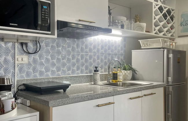 Mesavirre Bacolod | Elegantly Furnished 1BDM w/Balcony @ LOPEZ LUX. - Foto 24