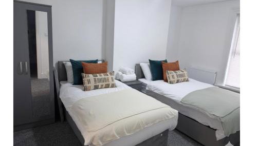 Spacious 6BR Home with Ensuite Perfect for Groups Stays - Foto 3