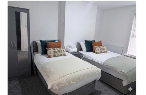 Spacious 6BR Home with Ensuite Perfect for Groups Stays - Foto 3