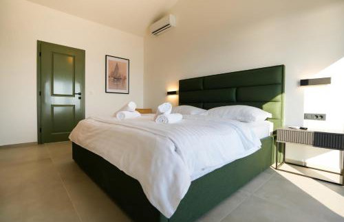 Newly built Villa MarVista with 4 bedrooms,infinity pool & stunning sea and mountain views - Photo 19