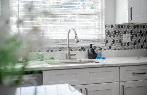 Wood Circle House - Dog Friendly with Fenced in Backyard - Foto 9