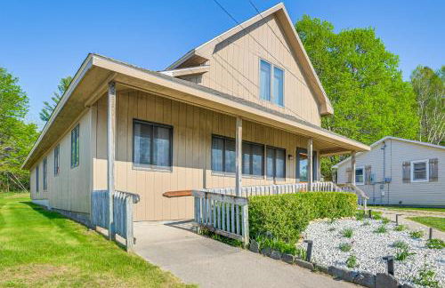 2 Living Areas! Cedar Home 11 Mi to Mt Holiday Ski - Foto 2