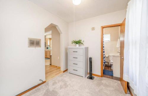 Cozy 1 Bed 1 Bath Home with Garage and Fenced Yard - Foto 16