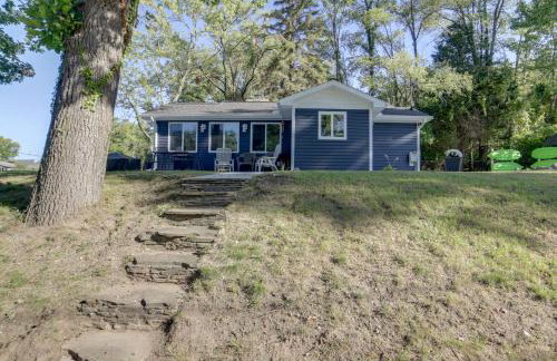 Stylish Grass Lake Retreat - Steps to Park! - Foto 24