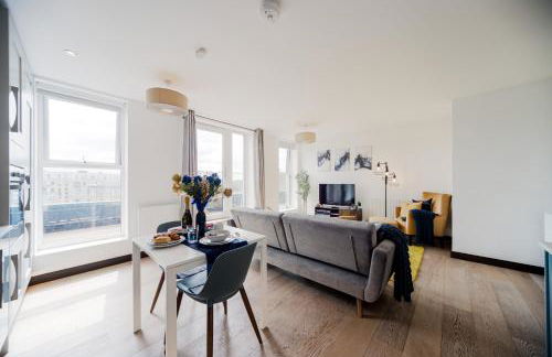 Step Free 2 Bed 2 bath Oasis FlatIClose to David Lloyd Gym with Fully Equipped Kitchen& Parking in DartfordIMins from station and 45 mins into Central London - Photo 21