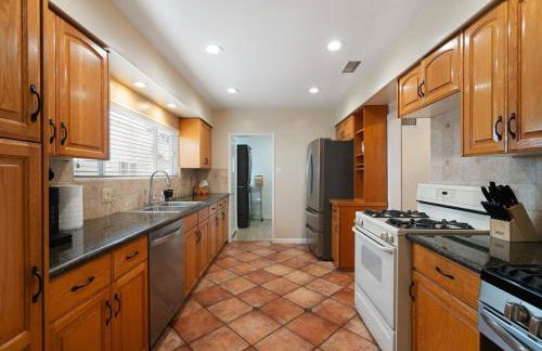 Spacious 4BR House with Large Yard and Parking Beverly Hills Adj - Foto 18