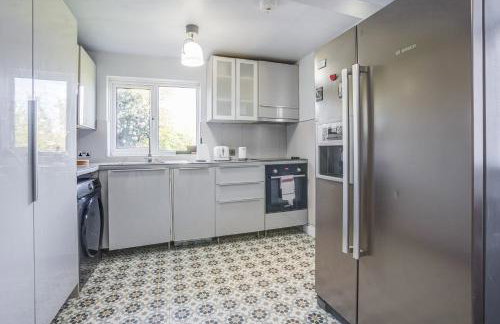 4BR Family Home, Garden, WiFi, 5mins to Elisabeth Line & 10min to Stratford - Foto 21