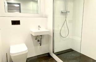 DOMspitzen-BLICK, cooles 2 Zimmer Apt mit Indoor-Swimmingpool auf dem Dach, Küche und Smart-TV - Foto 4