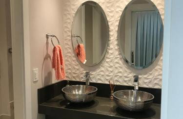 Sobrado casa de alto padrão, ar condicionado em todos os cômodos, aquecimento à gás, com piscina aquecida e área de festas - para o Show Rural 2026, fácil acesso a Rodovia 277 - Foto 12