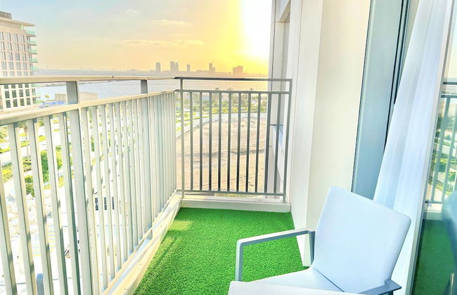 Elegant Stay: Balcony & Stunning Dubai Creek Views - Photo 35